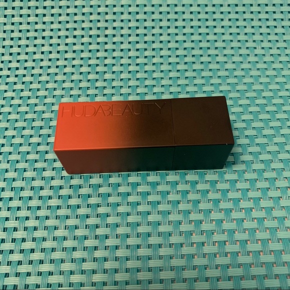 ๐2/30๐HUDA BEAUTY Power Bullet Matte Lipstick - Picture 2 of 10